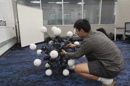 Cái gì thế này? Robot 20 chân di chuyển mọi hướng, vẫn chạy dù bị chặt chân