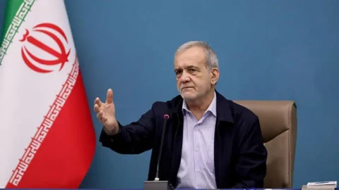 Tổng thống Iran được cho là đã đệ đơn từ chức. Lý do là gì? Tuyên bố chính thức là gì?