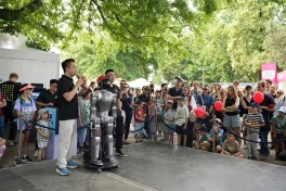 Vingroup ra mắt quốc tế robot hình người đầu tiên