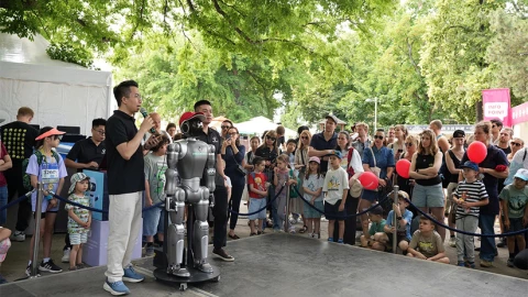 Vingroup ra mắt quốc tế robot hình người đầu tiên