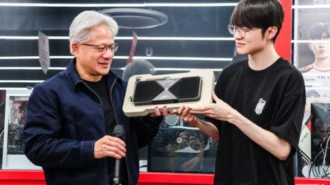 CEO Nvidia Jensen Huang gặp Faker ở Hàn Quốc, "chơi lớn" tặng luôn card RTX 5090 cho fan