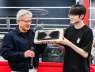 CEO Nvidia Jensen Huang gặp Faker ở Hàn Quốc, "chơi lớn" tặng luôn card RTX 5090 cho fan