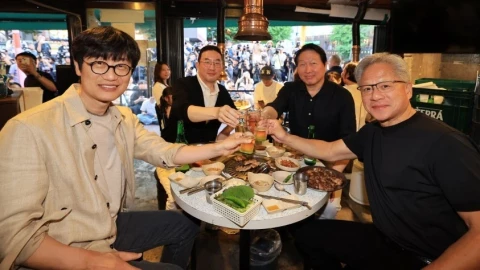 Chủ tịch tập đoàn LG nướng thịt đãi CEO Nvidia Jensen Huang trong "bữa nhậu nghìn tỷ"