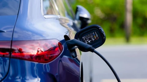 Xe điện bốc khói khi sạc: Chuyên gia cảnh báo nguy hiểm chết người nếu ngồi trong xe