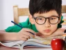 Ngày xưa học dưới đèn dầu ít cận, nay đèn điện sáng đầy sao trẻ lại cận nhiều?