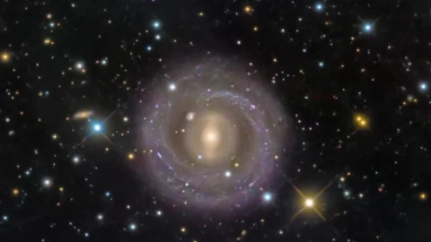 Chiêm ngưỡng NGC5701: Thiên hà thấu kính với dải sao kéo dài ở trung tâm cách Trái Đất hàng chục triệu năm ánh sáng