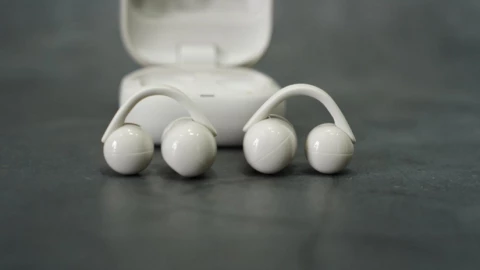 Đánh giá Sony Clip WF-LC900: Khi tai nghe không còn là rào cản với thế giới thực