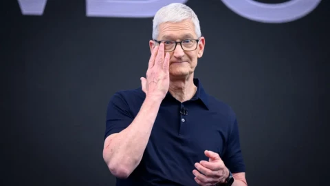 Tim Cook lặng lẽ lau nước mắt và nói lời cảm ơn tới 18 lần