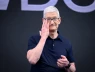 Tim Cook lặng lẽ lau nước mắt và nói lời cảm ơn tới 18 lần
