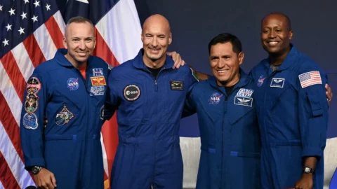 NASA công bố phi hành đoàn Artemis 3: 4 phi hành gia chấp nhận rủi ro để mở đường trở lại Mặt Trăng