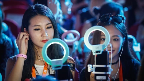 Livestream đọc tiểu thuyết gây tranh cãi bản quyền
