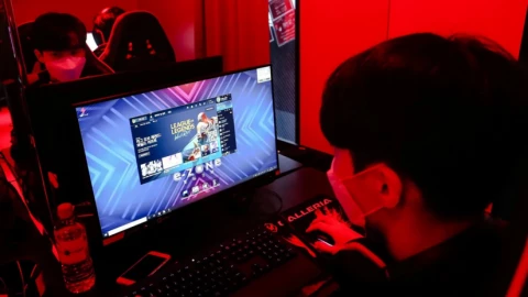 "Cha đẻ" Liên Minh Huyền Thoại bị đưa ra tòa vì chặn quán net truy cập game