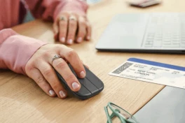 Chuột Logitech Mobi Fold gập siêu nhỏ gọn, pin dùng cả tháng, giá 80 USD