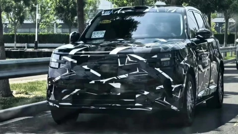 SUV Xiaomi Xun Tian lộ diện bánh xe logo Mi, bản 7 chỗ gây chú ý với thiết bị nâng nóc