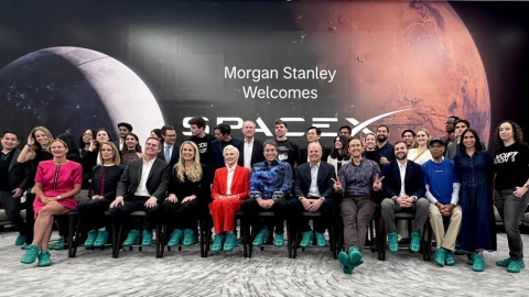 Tại sao nhiều người đi giày xanh trong buổi SpaceX IPO? Bật mí: điều kiện của Musk