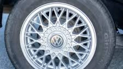 Lốp xe Volkswagen nứt sớm hàng loạt: Hankook, Kumho bị tố kém chất lượng, hãng nói gì?