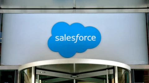 Salesforce bạo chi 3,6 tỷ USD thâu tóm Fin, tham vọng dẫn đầu AI chăm sóc khách hàng.