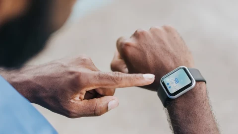 Sapphire và Gorilla Glass: Loại nào tốt hơn cho đồng hồ thông minh?