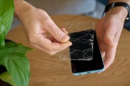 Nứt kính điện thoại dù không làm rơi vì thói quen ít ai ngờ