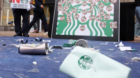 Starbucks Hàn Quốc đóng cửa hơn 2.000 cửa hàng để nhân viên... học lịch sử