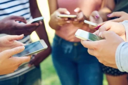 Cứ tưởng Gen Z chỉ thích nhắn tin, khảo sát mới hé lộ sự thật hoàn toàn khác