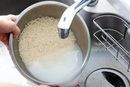 Vì sao chúng ta luôn vo gạo trước khi nấu cơm và điều này có cần thiết?