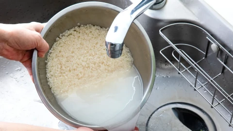 Vì sao chúng ta luôn vo gạo trước khi nấu cơm và điều này có cần thiết?