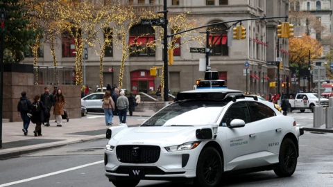 Waymo triệu hồi gần 4000 taxi tự lái: Lỗi nhận diện khiến xe lao vào công trường, bị cấm cao tốc