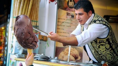 Mon kem Dondurma ngon nhất thế giới dẻo dai, không tan chảy nhờ bí mật nào?