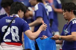 "Việc nhà thì nhác, việc chú bác thì siêng": Cảnh CĐV Nhật Bản dọn rác ở World Cup bùng nổ tranh cãi