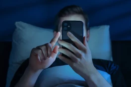 Chúng ta nên nhìn màn hình điện thoại cách mắt bao xa?