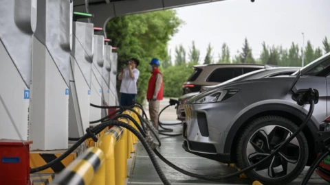 Xe điện được ưu đãi suốt nhiều năm, nhưng giờ đây câu hỏi lớn nhất là: Ai sẽ trả tiền sửa những con đường họ đang sử dụng?