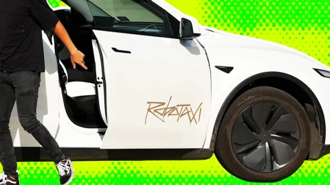 Tesla của Elon Musk "xào nấu dữ liệu" để xe tự lái được phê duyệt?
