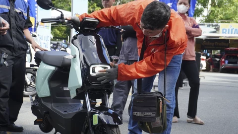 Xe đổi pin hút khách ở sự kiện đổi xe xăng lấy xe điện