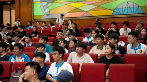 Hơn 200 sinh viên tham gia sự kiện Colorful Campus Tour 2026, trải nghiệm laptop Rimbook và dùng AI "gánh" deadline