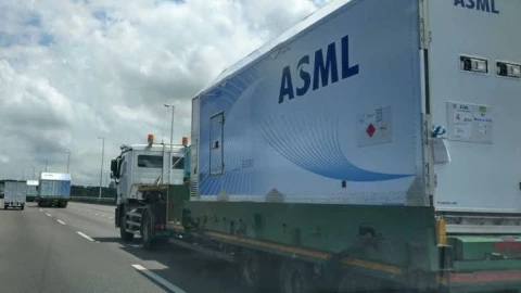 ASML giao gần 1.400 máy cho Trung Quốc trước khi lệnh cấm siết chặt: Liệu đây có phải sai lầm chiến lược của phương Tây?