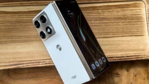 Motorola Razr Fold: chiếc điện thoại gập đang làm được điều mà Samsung và Google vẫn chưa có