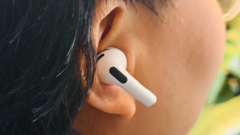 Từ khi nào AirPods là lá chắn giúp bạn sinh tồn giữa đô thị ồn ào?