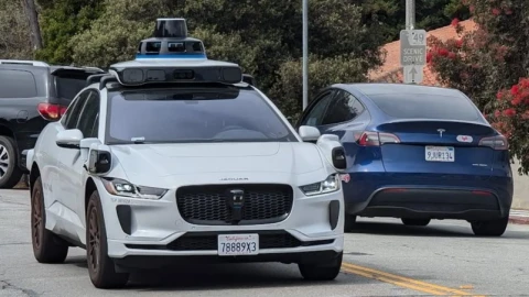 Mỹ loại bỏ bàn đạp phanh trên xe tự lái, Tesla và Waymo rộng đường phát triển
