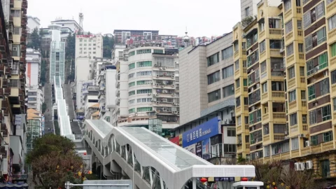 Thang cuốn ngoài trời dài nhất thế giới: Đi 21 phút, cao bằng tòa nhà 80 tầng, vé chỉ 10k!