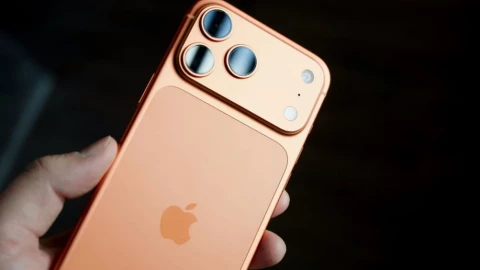 Apple tăng giá: Tại sao chúng tôi phải trả tiền cho giấc mơ AI của các người?