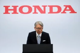 CEO Honda xin lỗi, bị đòi từ chức nhưng vẫn tái đắc cử