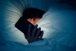 Đi ngủ sớm trở nên khó khăn với người hiện đại: Hàng trăm triệu người vẫn dùng điện thoại sau nửa đêm