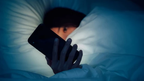Đi ngủ sớm trở nên khó khăn với người hiện đại: Hàng trăm triệu người vẫn dùng điện thoại sau nửa đêm