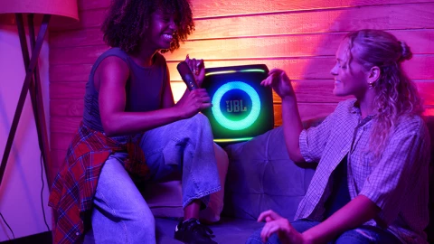 JBL ra mắt bộ đôi loa tiệc tùng PartyBox lần đầu tiên tích hợp AI tách giọng hát theo thời gian thực