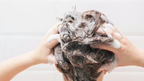 4 thói quen gội đầu khiến tóc rụng không phanh mà không phải ai cũng biết!