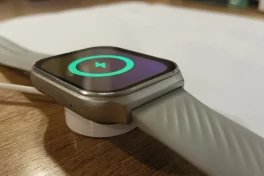 Tại sao đồng hồ thông minh không dùng cổng USB-C hoặc có chuẩn sạc chung?