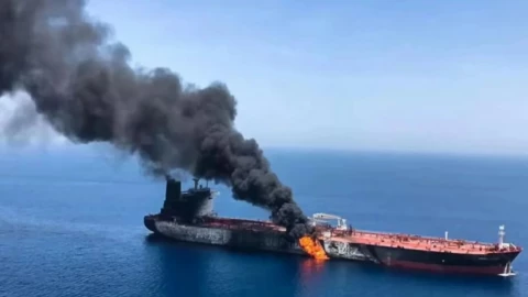 Iran phóng tên lửa C-802 vào tàu ở eo biển Hormuz, giá dầu toàn cầu lại biến động