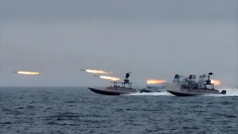 Iran bị cáo buộc phá hủy hạm đội Mỹ tại Hormuz? Những tuyên bố gây chấn động về cuộc đối đầu trên biển