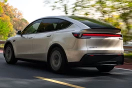 Tesla Model Y L chính thức ra mắt: SUV 6 chỗ, nội thất hạng sang, giá từ 61.990 USD